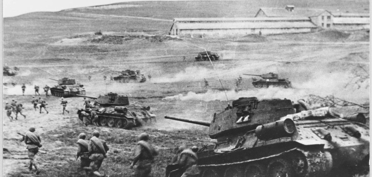 1943 في كورسك أكبر معركة دبابات في التاريخ بين قوات هتلر والجيش السوفييتي.