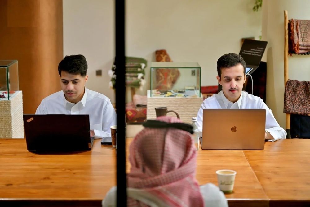 العمل من المقاهي أصبح ظاهرة في مشهد عصري في الرياض - واس