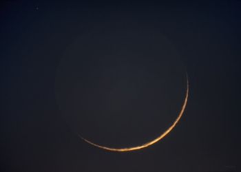 الليلة.. رصد هلال القمر الجديد وسط ظروف فلكية واعدة