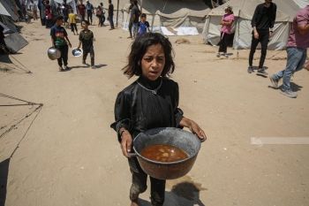 غزة.. 100 ألف طفل ورضيع يواجهون الموت نتيجة انعدام الغذاء
