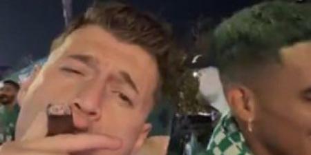 بجانب رئيس النادي.. شاهد: لاعب الأهلي جالينو يدخن السيجار خلال الاحتفال بالفوز بدوري أبطال آسيا للنخبة - تليجراف الخليج