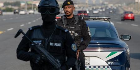 12:13 قوات أمن الحج تضبط شخصين تقدما بطلب إصدار تأشيرات زيارة لأشخاص خارج المملكة عبر كيانات تجارية تواطأت معهما بغرض تمكينهم من أداء الحج - تليجراف الخليج