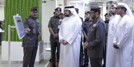 أحمد بن محمد يطّلع على سير العمل في "إقامة دبي" - تليجراف الخليج