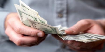 الدولار يستقر مع دعم تطورات التجارة - تليجراف الخليج