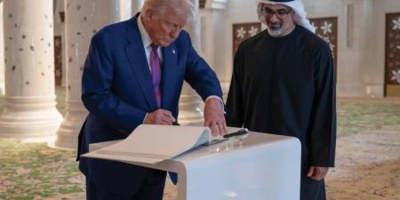 يرافقه ولي عهد أبوظبي.. الرئيس الأمريكي يزور جامع الشيخ زايد الكبير - تليجراف الخليج