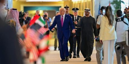 محمد بن زايد في مقدمة مستقبليه.. ترامب يصل إلى الإمارات - تليجراف الخليج