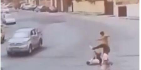 بالفيديو اعتداء وحشي على فتى في وادي السير - تليجراف الخليج