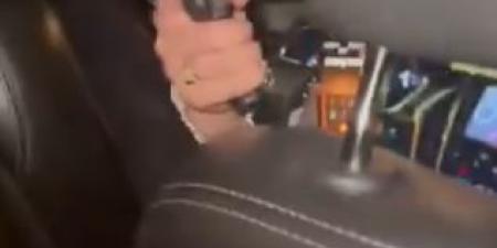 بالفيديو .. سائقة أوبر أمريكية تجبر الركاب على النزول من سيارتها بـ"مسدس" - تليجراف الخليج