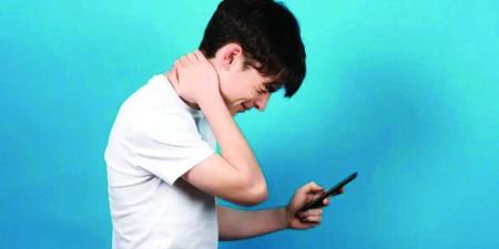 الهاتف يجبر شاباً يابانياً على الانحناء طوال عمره - تليجراف الخليج