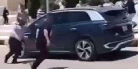 بالفيديو .. طلبة بجامعة عجلون الوطنية يحاولون مهاجمة رئاسة الجامعة بسبب حفلة تخرج - تليجراف الخليج