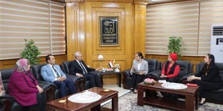 رئيس جامعة المنيا يستقبل السفيرة نائلة جبر رئيس مكافحة ومنع الهجرة غير الشرعية بمجلس الوزراء - تليجراف الخليج