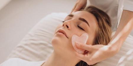 الـ "Gua Sha" سر جمالي قديم يعود بقوة لعالم العناية بالبشرة - تليجراف الخليج