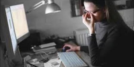 شاشاتك كتير؟ نصائح لحماية عيونك من أضرار الكمبيوتر - تليجراف الخليج