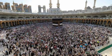 ضيوف الرحمن يرمون الجمرات في أول أيام التشريق - تليجراف الخليج