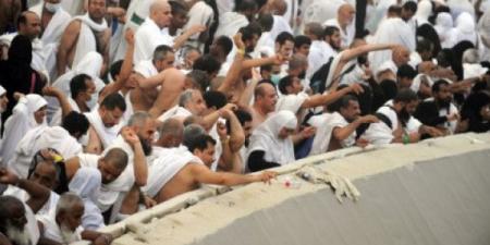الحجاج يواصلون رمي الجمرات قبيل اختتام مناسك الحج - تليجراف الخليج
