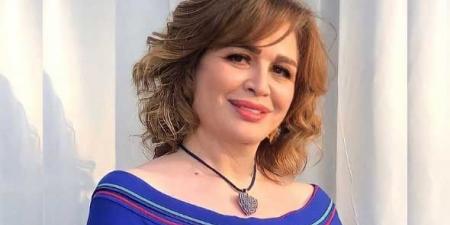 إلهام شاهين تردّ على متابِعة انتقدت صورها في الساحل الشمالي - تليجراف الخليج