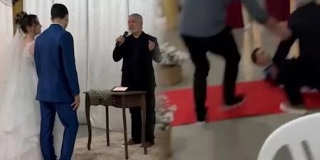 فيديو.. عريس يسقط مغشياً عليه من جمال عروسته ويثير ذهول المدعوين - تليجراف الخليج