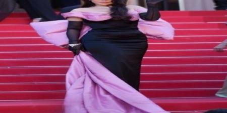 هيفاء وهبي تتألق بتنسيق اللون الزهري والأسود مع لمسة الذهبي - تليجراف الخليج