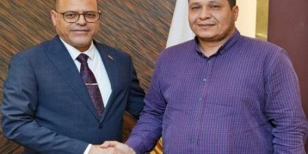 وزير العمل يُكرم موظفاً أعاد مبلغاً مالياً لمواطن وصل إليه بطريق - تليجراف الخليج