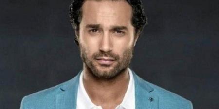 كريم فهمي يجسد هذه الشخصية في "220 يوم" - تليجراف الخليج