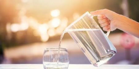 تخفيف التوتر وتحسين المزاج .. فوائد كثيرة لشرب الماء الساخن بالصيف - تليجراف الخليج