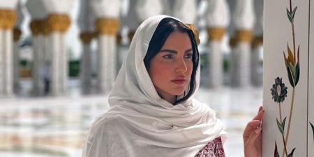 درة التونسية برد قوي على إنتقادات ظهورها بالحجاب مع الماكياج - تليجراف الخليج