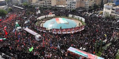 فيديو: إيران تشيّع جثامين 60 من قادتها وعلمائها في جنازة مهيبة - تليجراف الخليج