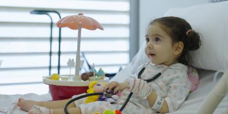 الطفلة السورية "يقين" تتلقى العلاج الجيني "زولجنسما" في مستشفى الجليلة بدبي - تليجراف الخليج