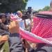بالفيديو .. وقفة احتجاجية للمطالبة بعفو عام .. والعرموطي لـ"تليجراف الخليج": اليوم ربطوا شماغي كما ربطوه أول مرة - تليجراف الخليج