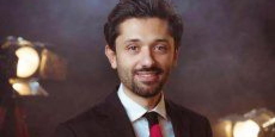 كريم محمود عبد العزيز يحيي الذكرى الثامنة لوفاة والده محمود عبد العزيز - تليجراف الخليج