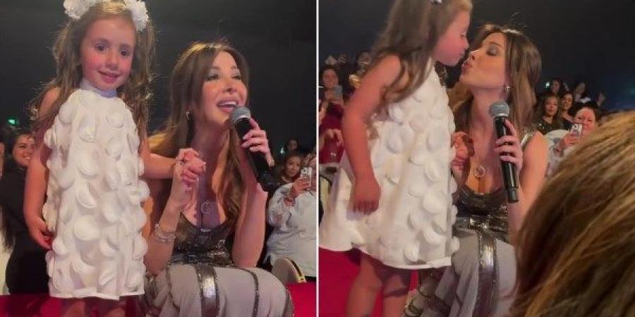 طفلة تفاجئ نانسي عجرم في حفلها الأخير بـ هولندا - تليجراف الخليج