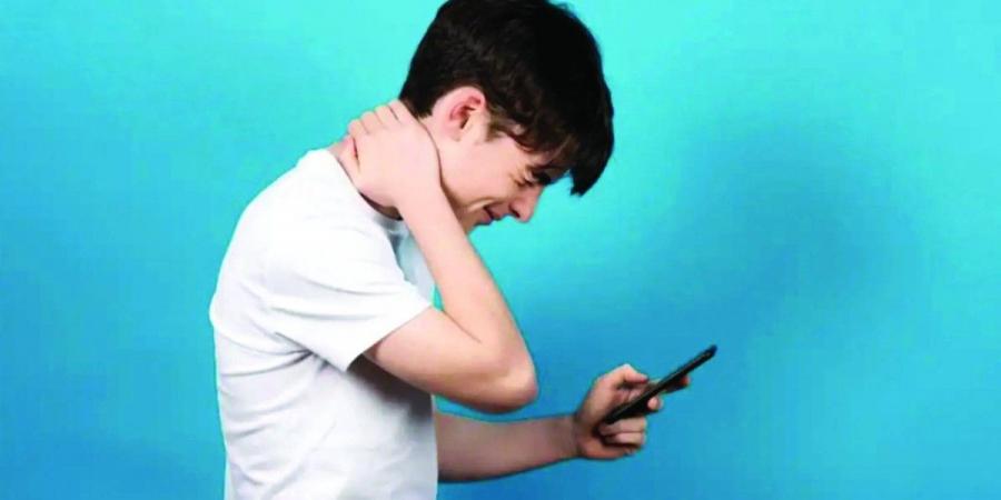 الهاتف يجبر شاباً يابانياً على الانحناء طوال عمره - تليجراف الخليج