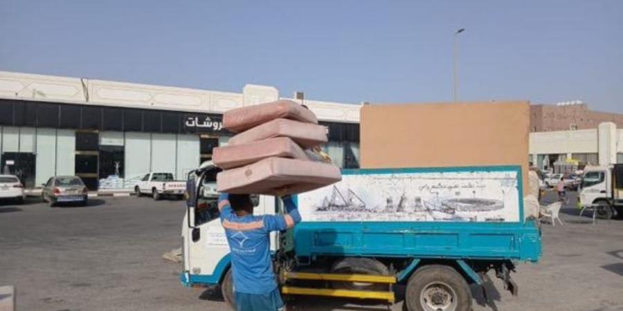 رغم الحملات البلدية.. ”فوضى الأرصفة“ تخنق حراج الدمام ومطالبات بتدخل عاجل - تليجراف الخليج