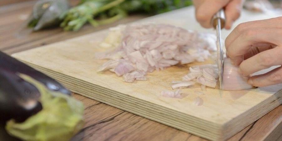 بصل بلا دموع!.. طريقة ميكانيكية جديدة لتقطيع البصل - تليجراف الخليج