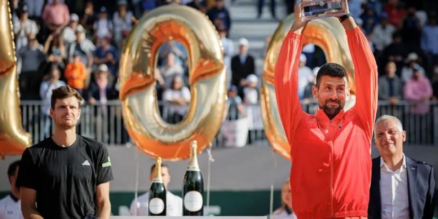 في المحاولة العاشرة.. دجوكوفيتش يرفع الكأس الـ100 - تليجراف الخليج