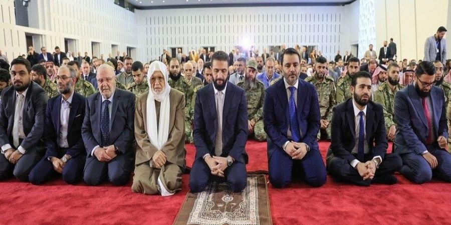 جدل كبير في سوريا بسبب سجادة الشرع خلال صلاة العيد .. ما القصة؟ - تليجراف الخليج