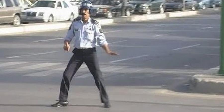 شاهد كيف أوقف الشرطي الراحل هزاع ذنيبات موكب الراحل الملك الحسين لأجل سيارة إسعاف .. فيديو - تليجراف الخليج
