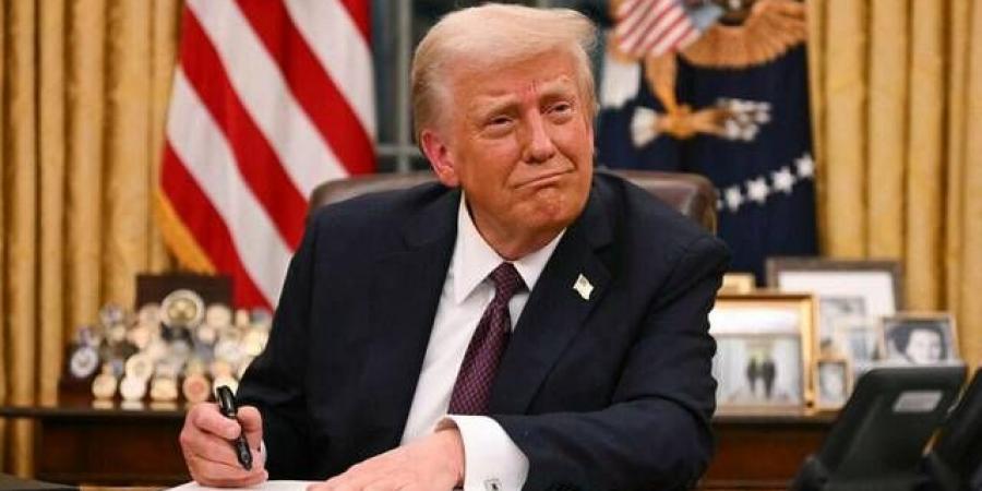 ترامب يفرض رسومًا جمركية تصل لـ40% على 5 دول ويؤجل الموعد النهائي للتنفيذ - تليجراف الخليج