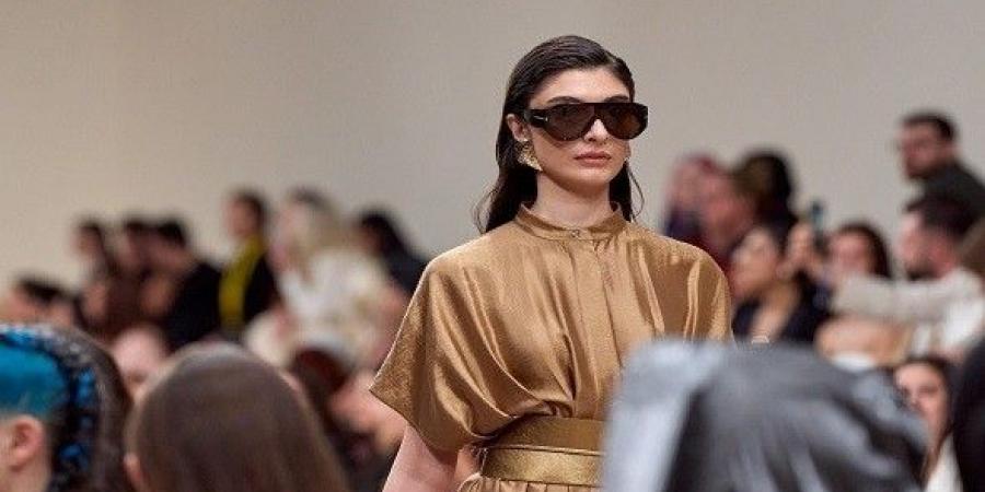 تنسيقات صيفية رائعة باللون البني حاضرة في عروض ربيع وصيف 2025 - تليجراف الخليج